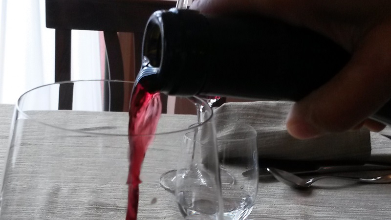 vino versato nel bicchiere