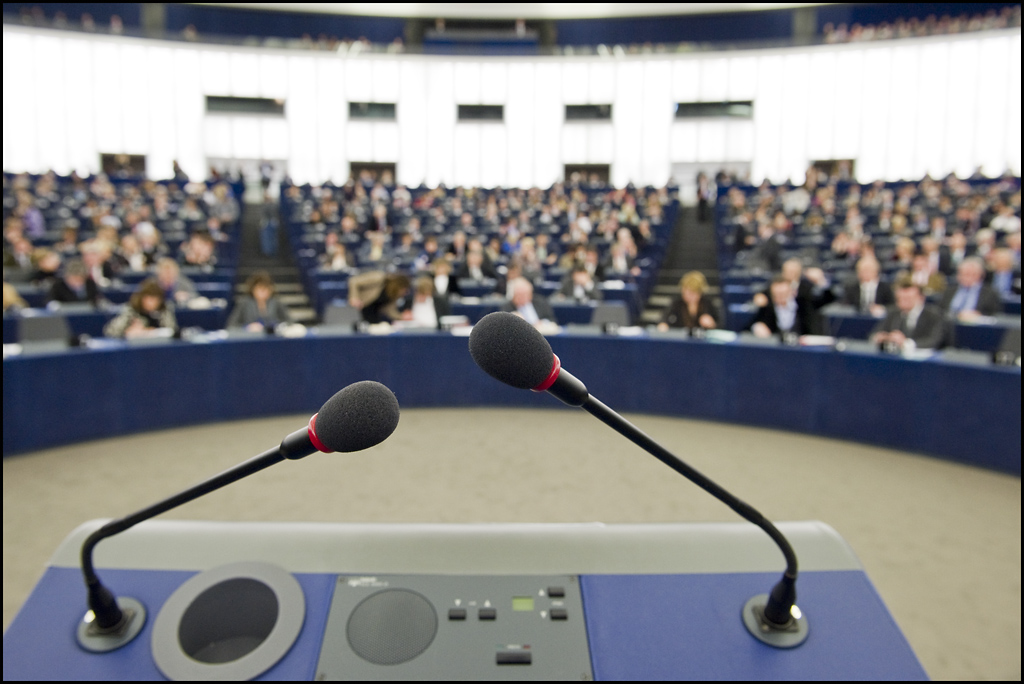 microfono-presidente-parlamento-europeo
